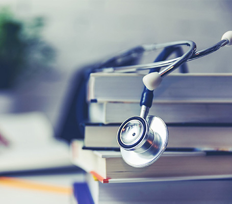 Stéthoscope et livres